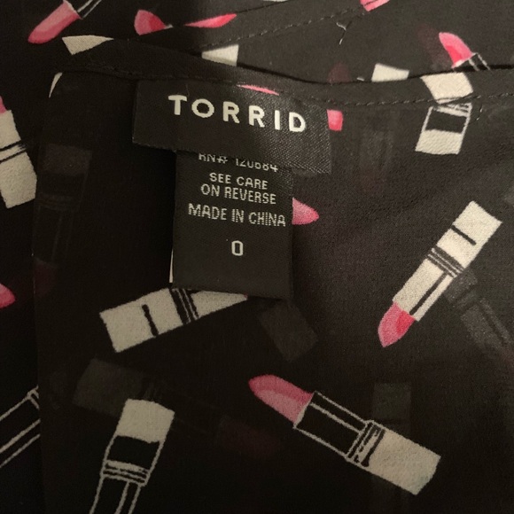 Torrid Lipstick Print Sleeveless top sz 0 - Picture 7 of 7